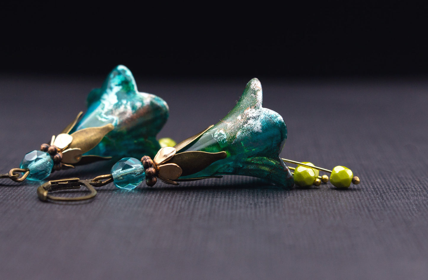 Türkis-Blaue Blütenohrringe mit Glasperlen in Schilfgrün – romantischer Schmuck