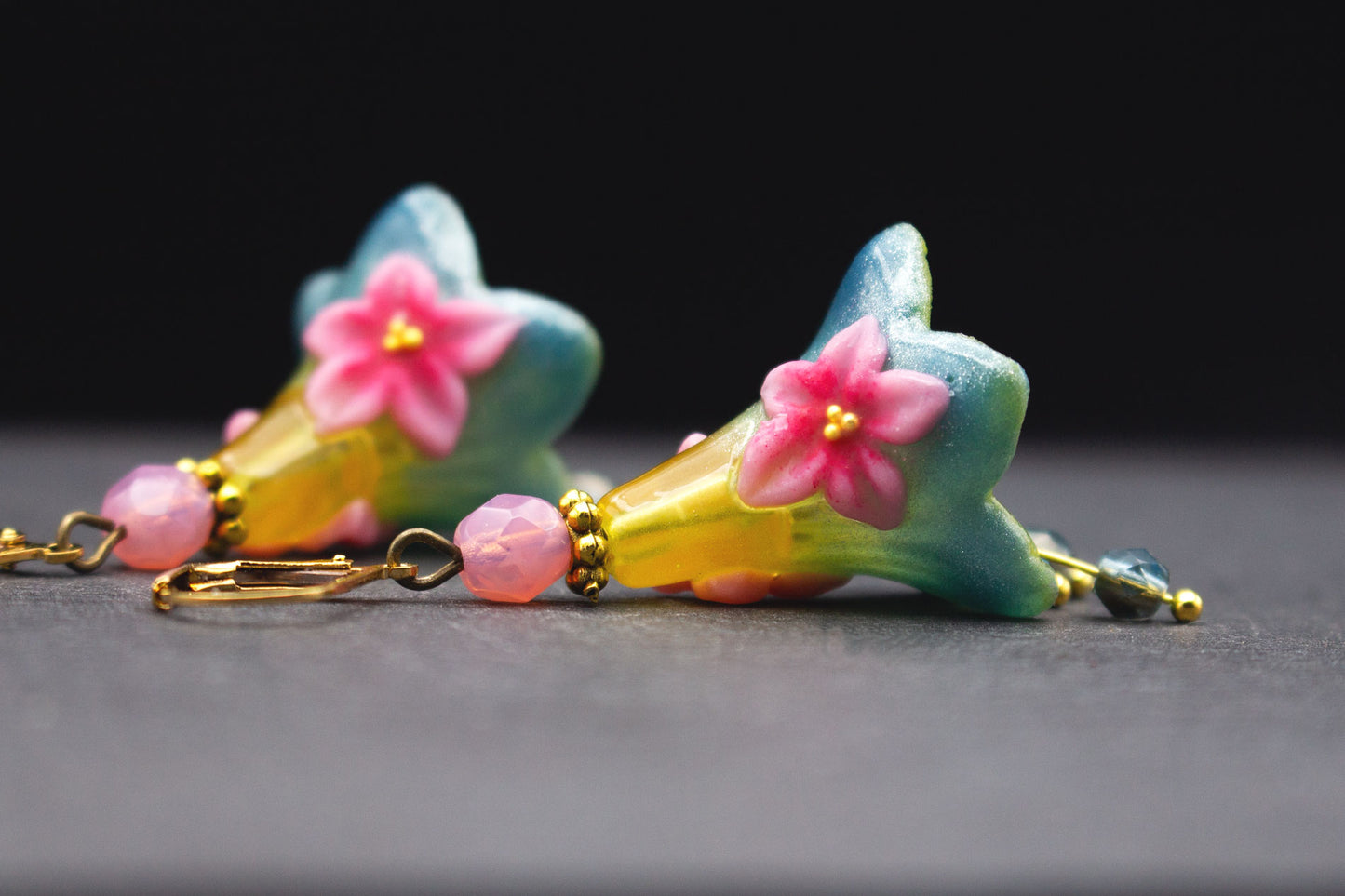 Handbemalte Blütenohrringe Türkis Pink Gelb mit Glasperlen – fröhlicher Ohrschmuck für Sommer und Festival