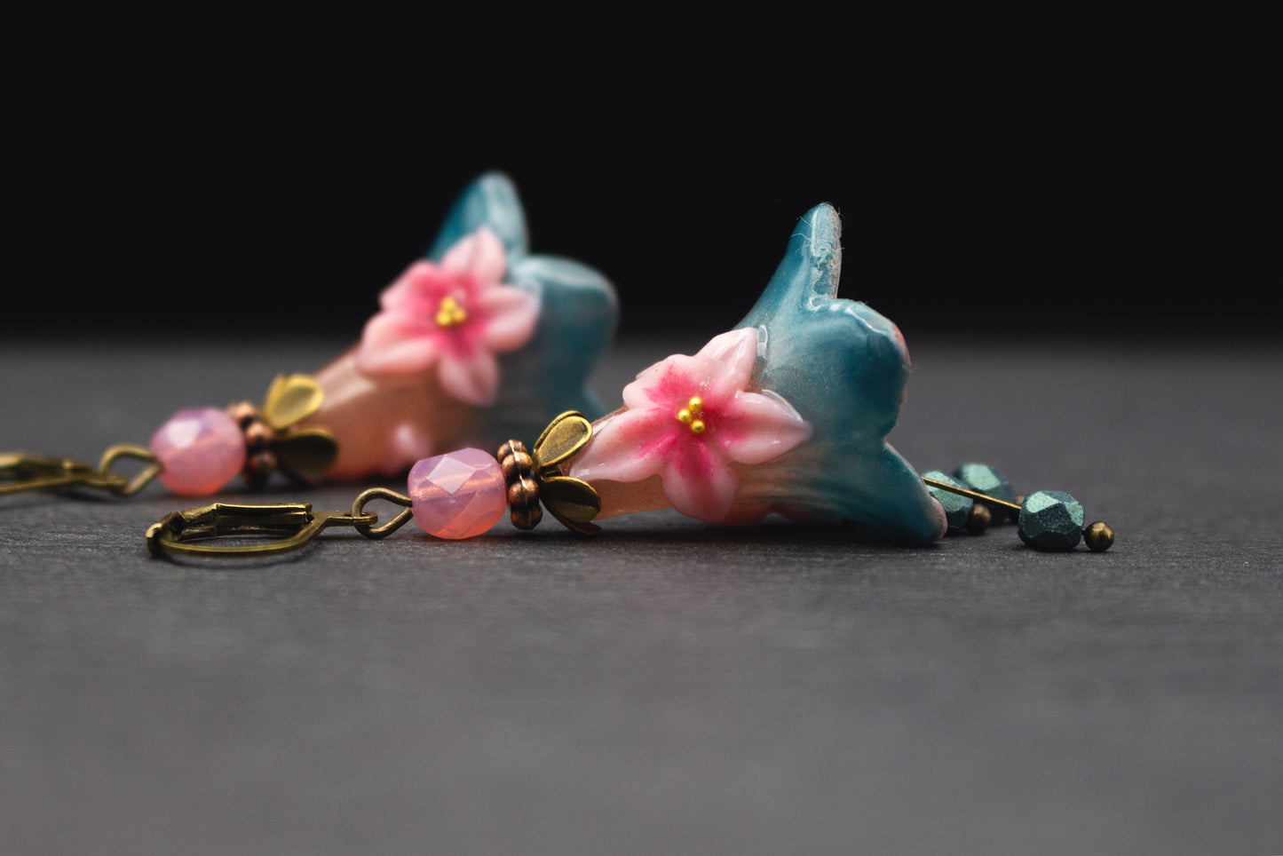 Sommerliche Blütenohrringe in Türkis und Rosa – floraler Schmuck für Hochzeit oder Alltag