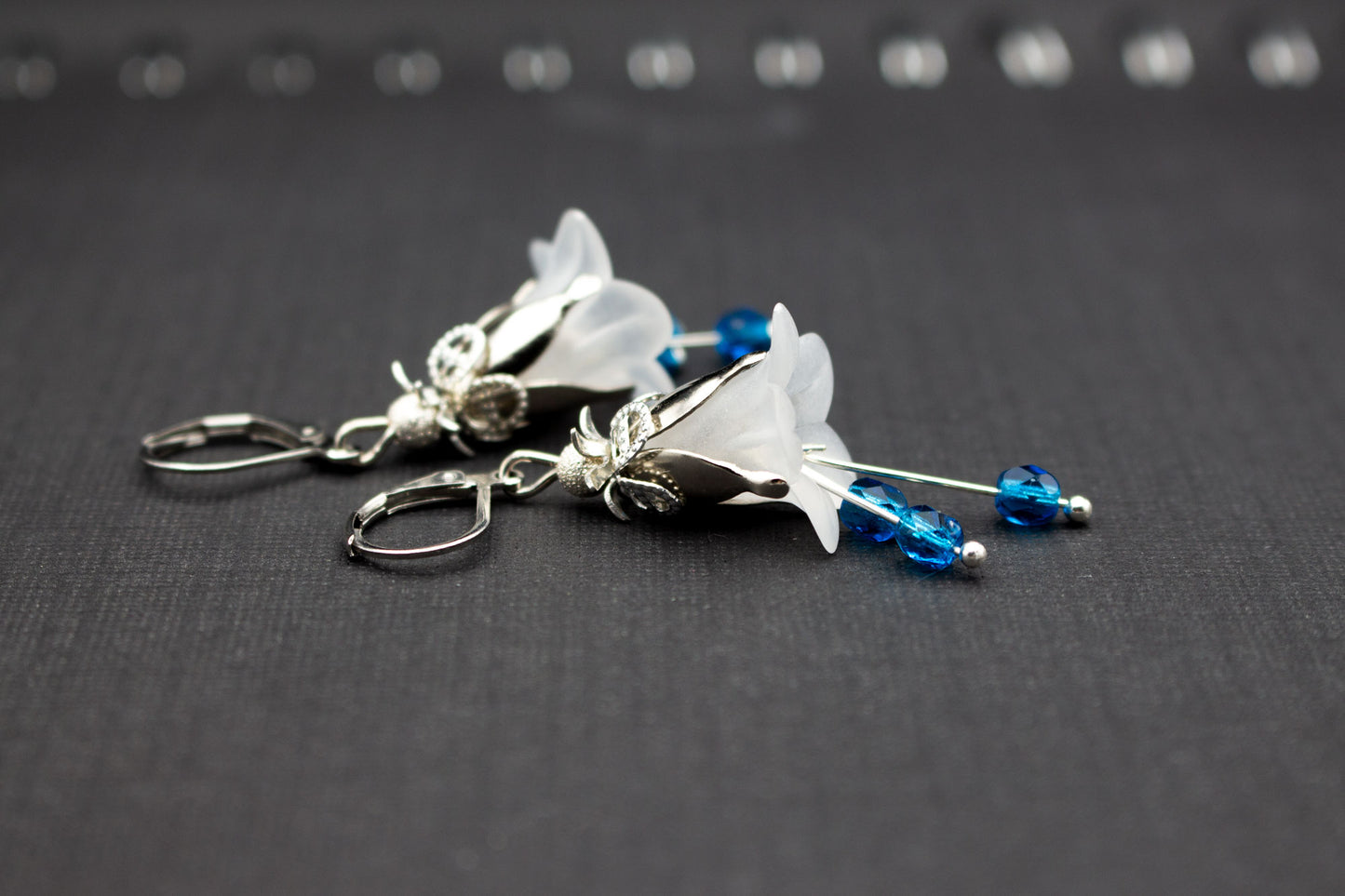 Blütenohrringe in Weiß und Blau mit Glasperlen – elegante Glockenblumen Ohrhänger in Silberfarben