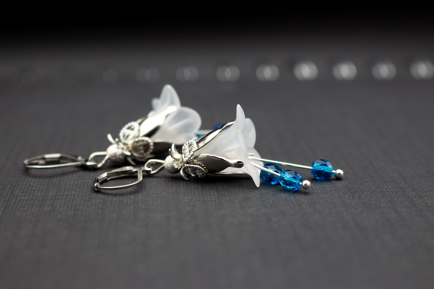 Ohrhänger in Glockenblumenform mit weißen Blüten und blauen Glasperlen – romantischer Schmuck