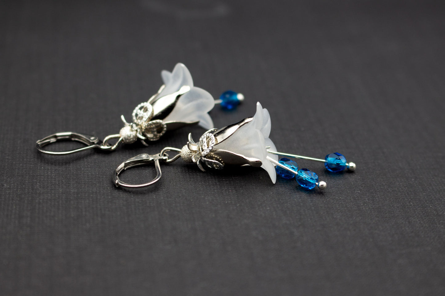 Blütenohrringe Weiß Blau mit Glasperlen – stilvoller Schmuck in Silberfarben für Hochzeit und Feste