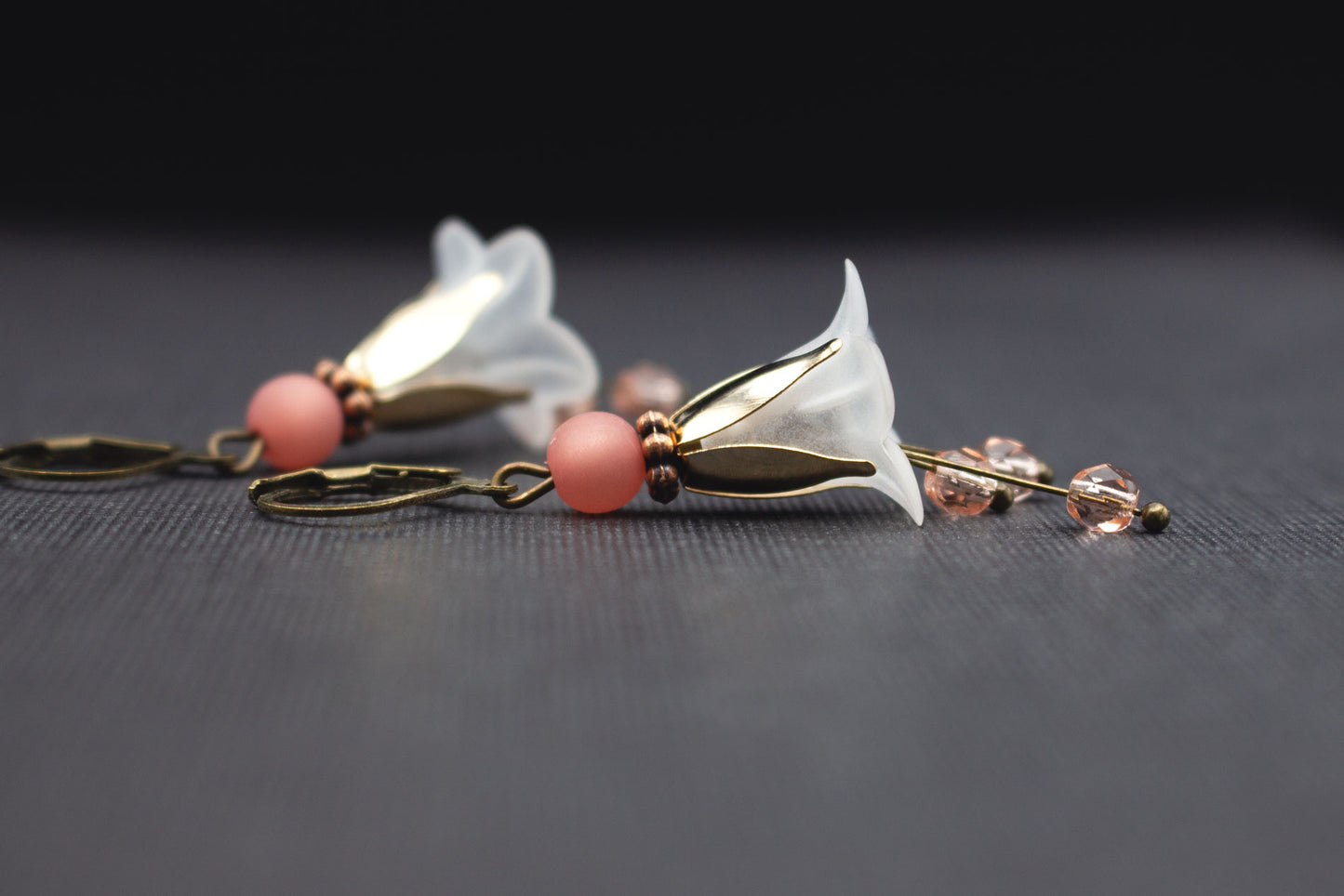 Zarte Blütenohrringe in Weiß und Lachsrosa mit Glasperlen – romantischer Brautschmuck