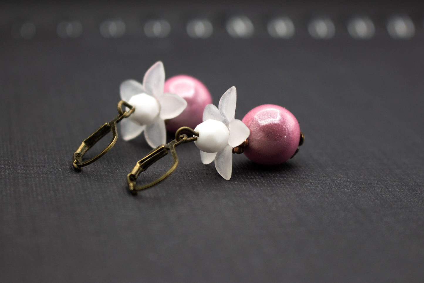 Blütenohrringe in Weiß und Rosa mit Glasperlen – romantischer Schmuck für Braut