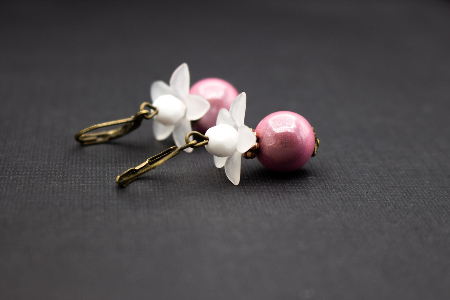 Handgefertigte Ohrringe mit weißen Blüten und altrosa Perlen – eleganter Schmuck