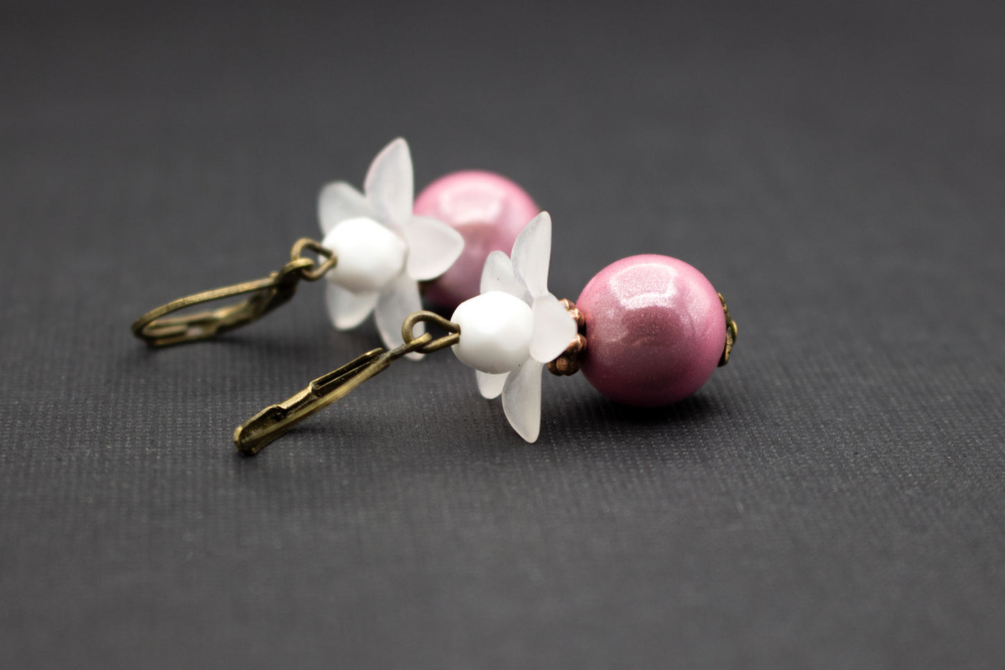 Zarte Blütenohrringe Weiß-Rosa – Brautschmuck für Hochzeit und Alltag