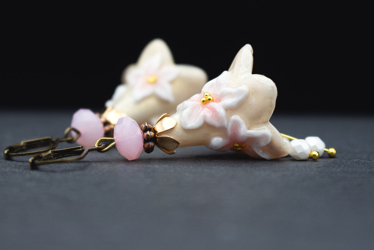 Romantische Blütenohrringe Weiß Rosa mit Gold – edler Ohrschmuck für Bräute und Brautjungfern
