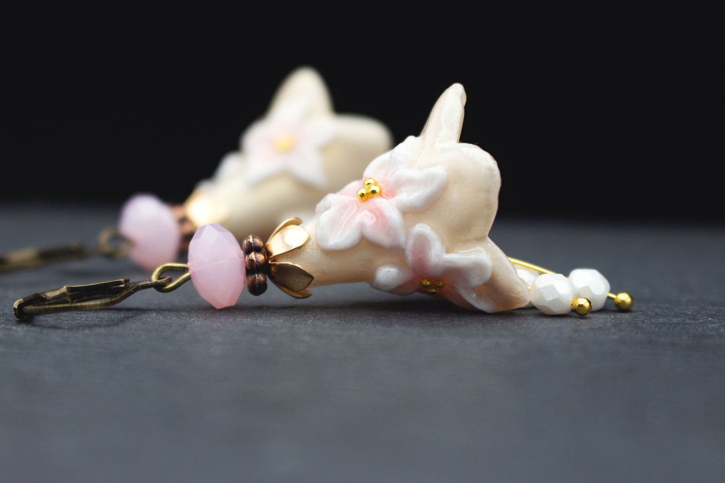 Ohrhänger Blütenohrringe in Weiß Rosa mit Gold – verspielter Schmuck für Hochzeit und Sommer