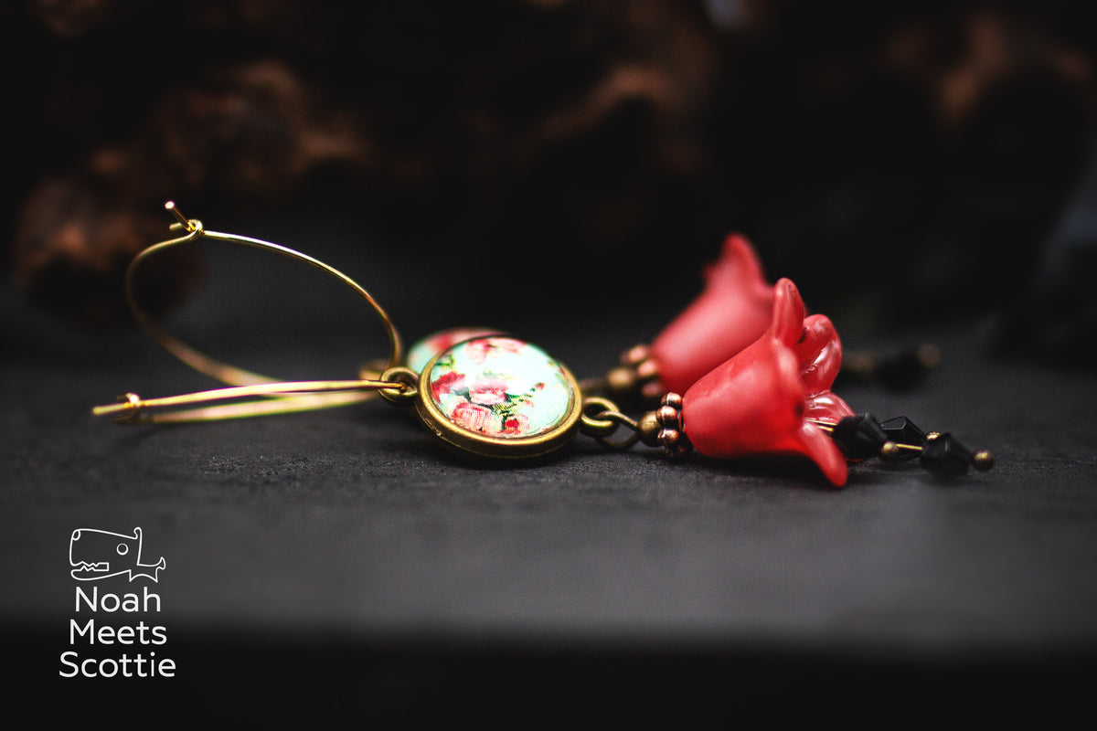 Florale Statement Creolen in Rot, Hellblau und Gold mit Rosenmuster und einer Gesamtlänge von ca. 7 cm.
