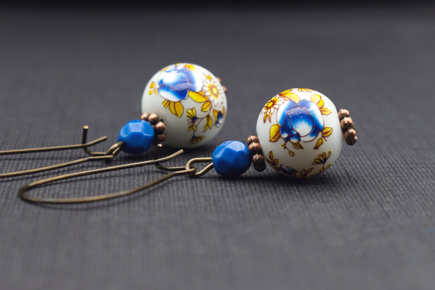 Blumenohrringe Blau Weiß mit Glasperlen – romantischer Schmuck im Vintage-Stil