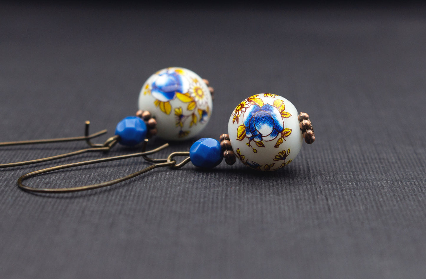 Elegante Ohrringe in Blau und Weiß mit Blumenmuster – edler Brautschmuck