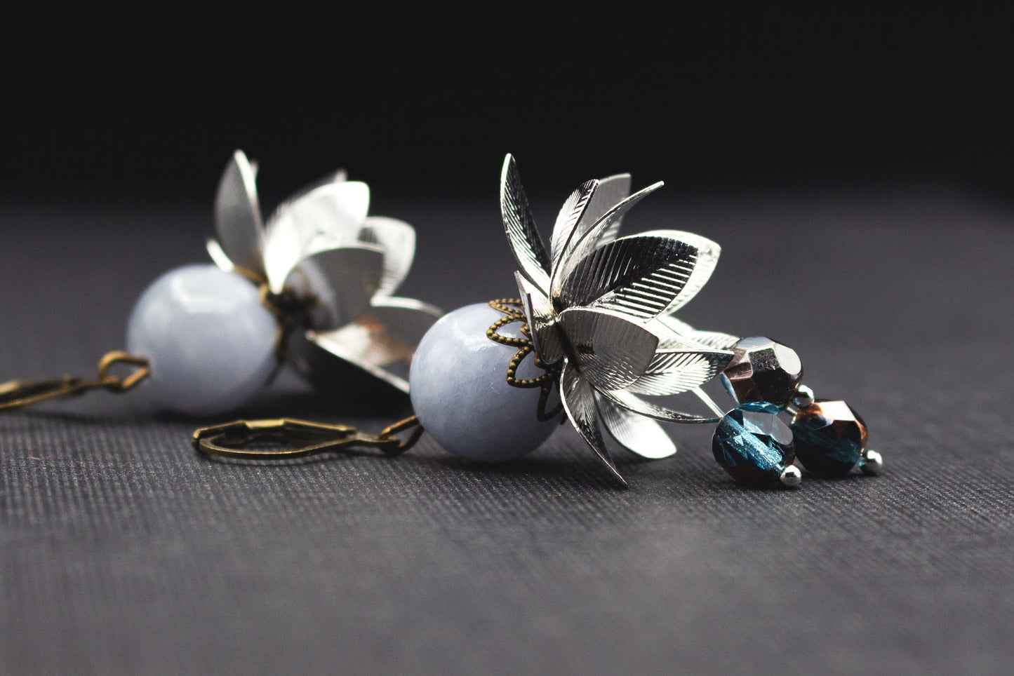 Florale Ohrringe mit grauen Glasperlen und Montana Blau – festlicher Schmuck für Hochzeit und Abend