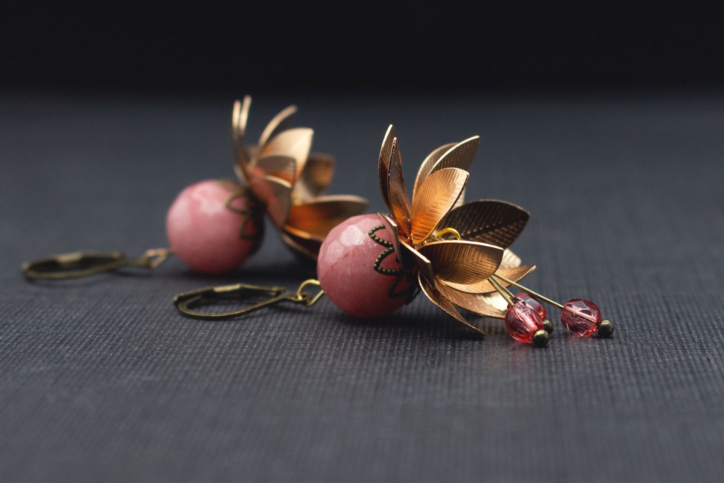 Handgemachte Blütenohrringe Rosa Fuchsia Kupferrot – romantischer Schmuck mit Glasperlen