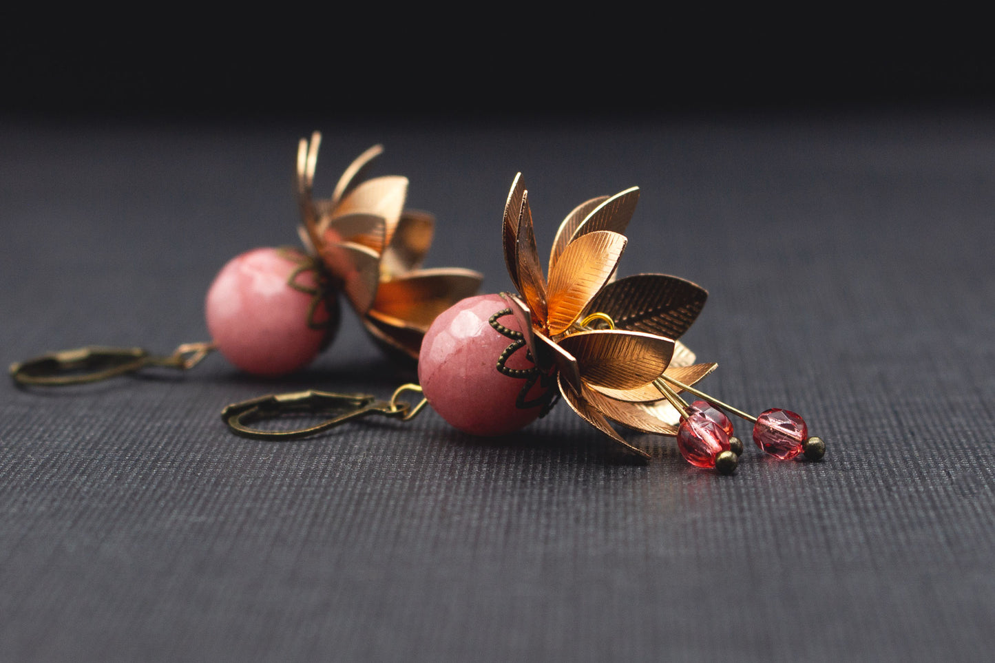 Metall Blumenohrringe Rosa Kupferrot – edler Ohrschmuck im Vintage Stil, Geschenk für Frauen