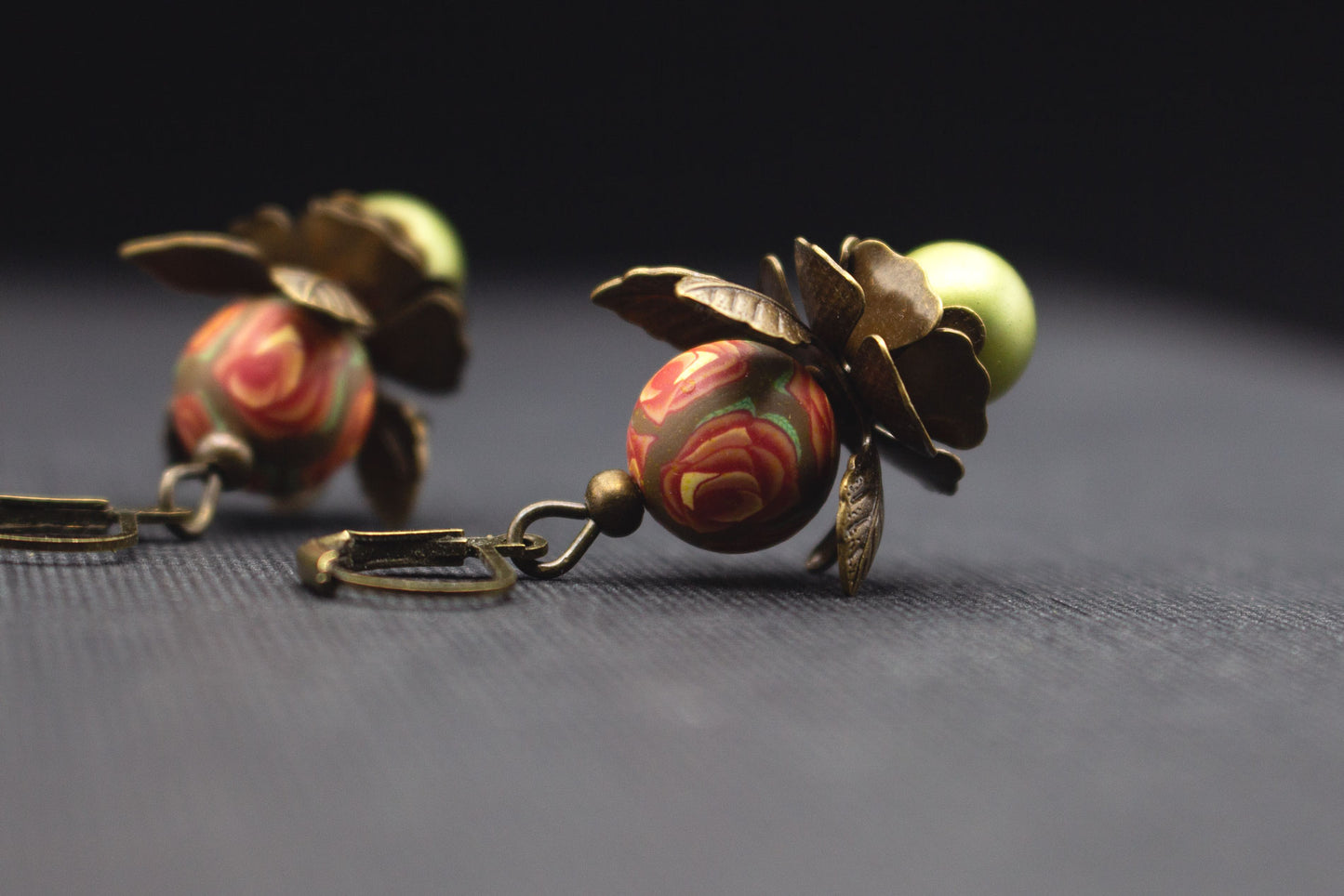 Boho Ohrringe Braun Rot Grün mit olivgrüner Glasperle – verspielter Schmuck im Vintage-Stil