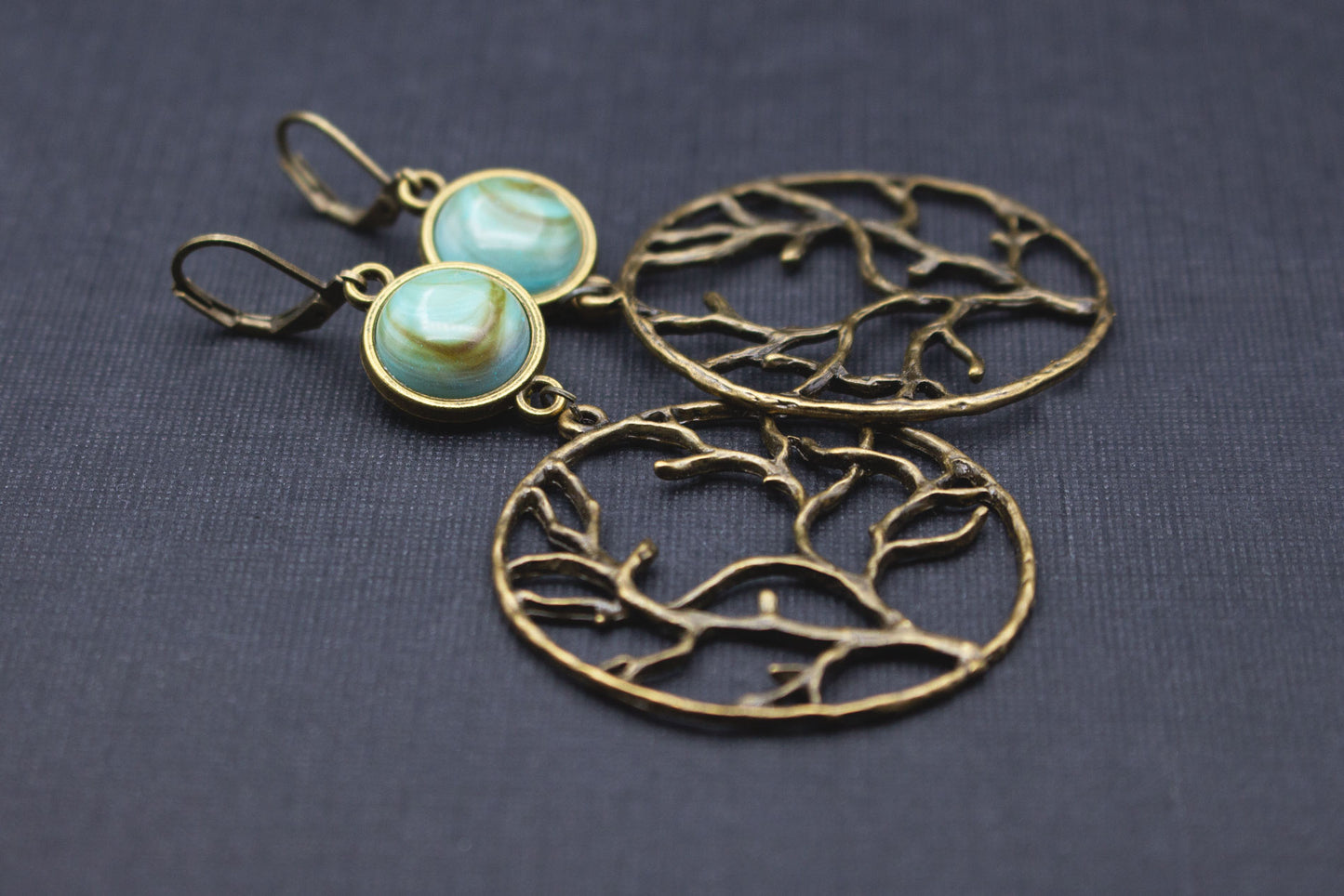 Boho-Ohrringe mit türkisem Cabochon und filigranem Baum-Anhänger aus Metall