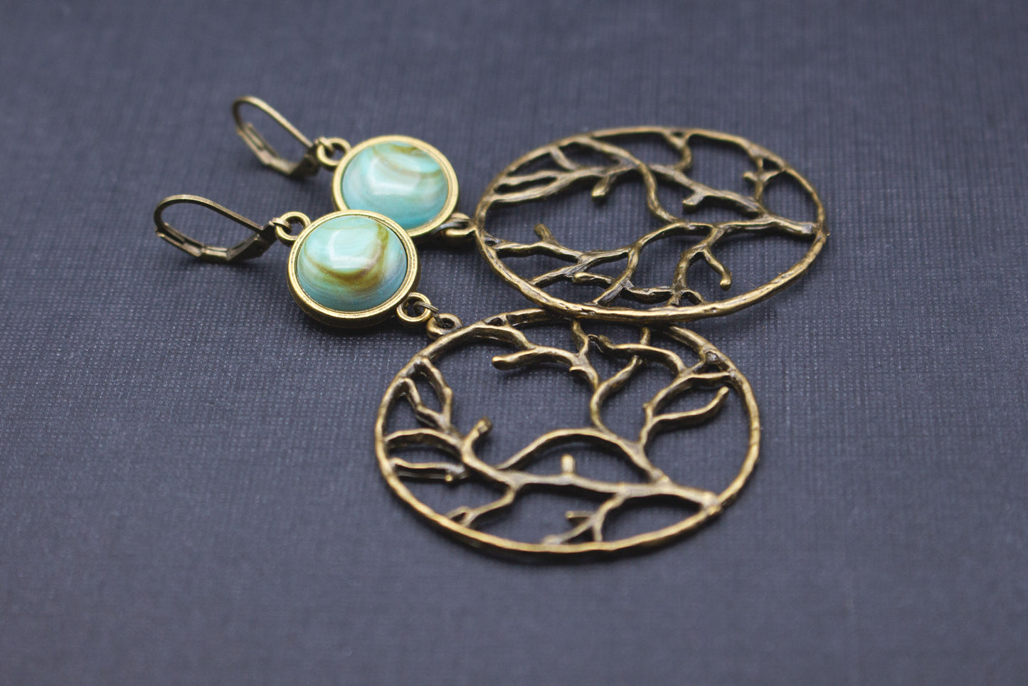 Cabochon-Ohrringe in Türkis mit marmorierter Optik und Baum-Anhänger, Boho-Schmuck für Frauen