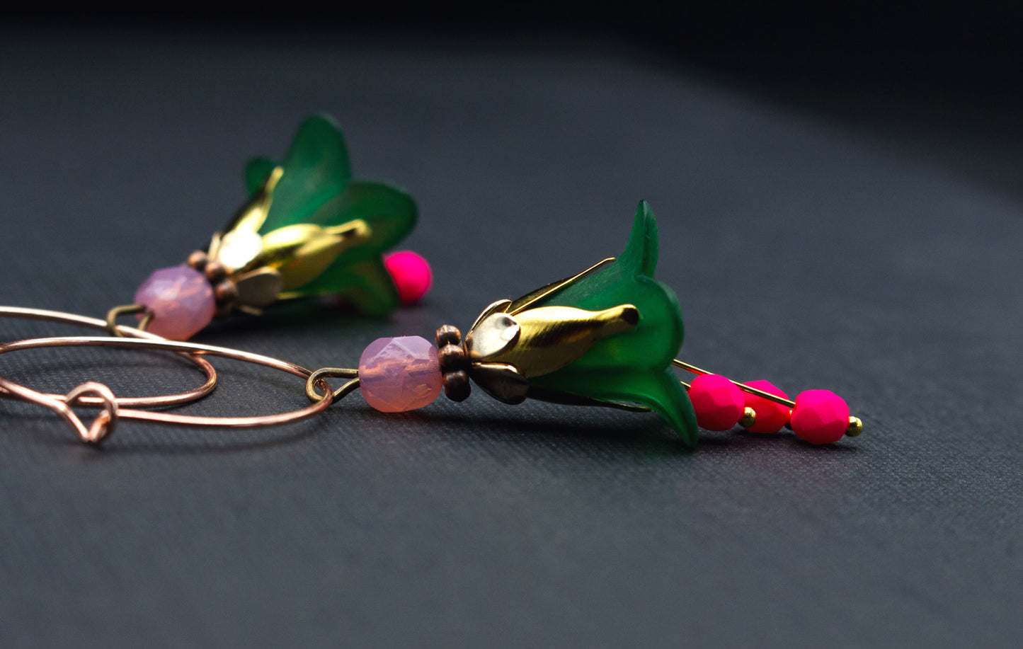 Creolen mit dunkelgrünen Blüten und Glasperlen in Pink und Rosé
