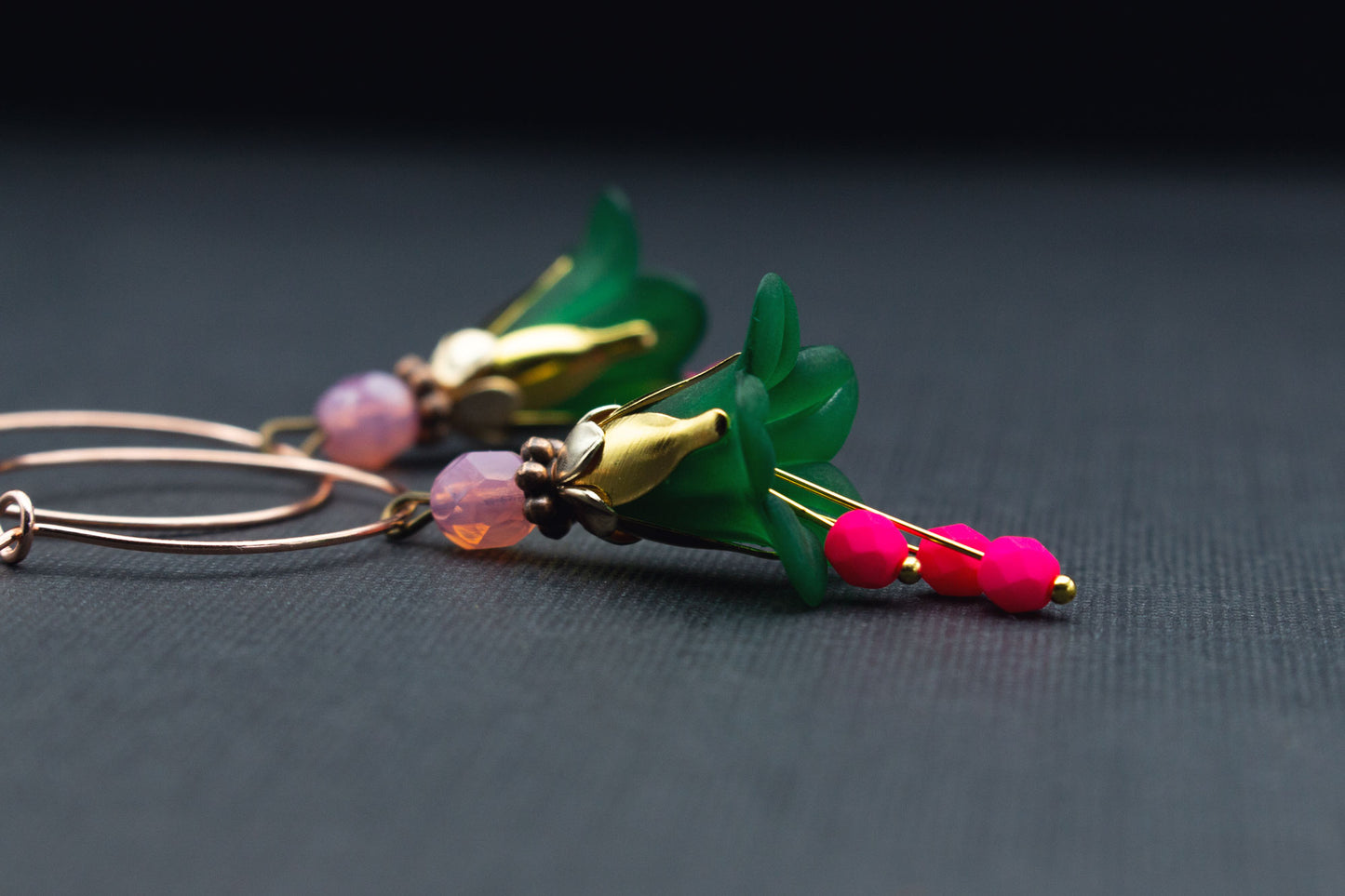 Detailansicht Creolen mit dunkelgrünen Blüten, Glasperlen in Pink und Rosé