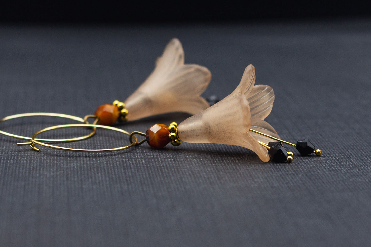 Detailansicht Creolen mit Glockenblumen in Beige, braunen und goldfarbenen Perlen