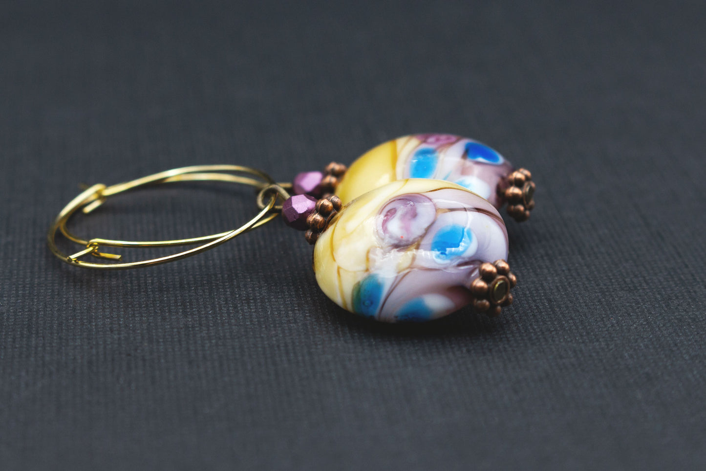Elegante Creolen mit Glasanhänger in Beige, Violett und Türkis – stilvolle Damenohrringe