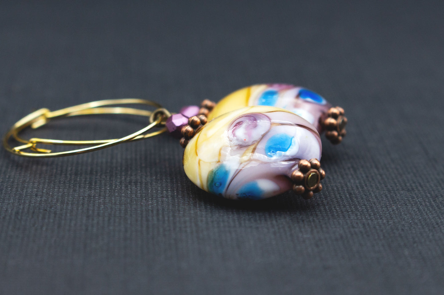 Sommerliche Creolen Ohrringe in Gold mit bunten Glasanhängern – Schmuck für Frauen