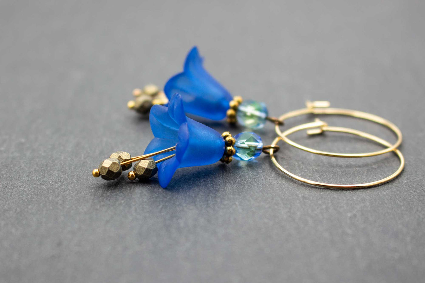 Elegante Creolen Ohrringe Blau Gold mit Blütenelementen – stilvoller Schmuck im modernen Design
