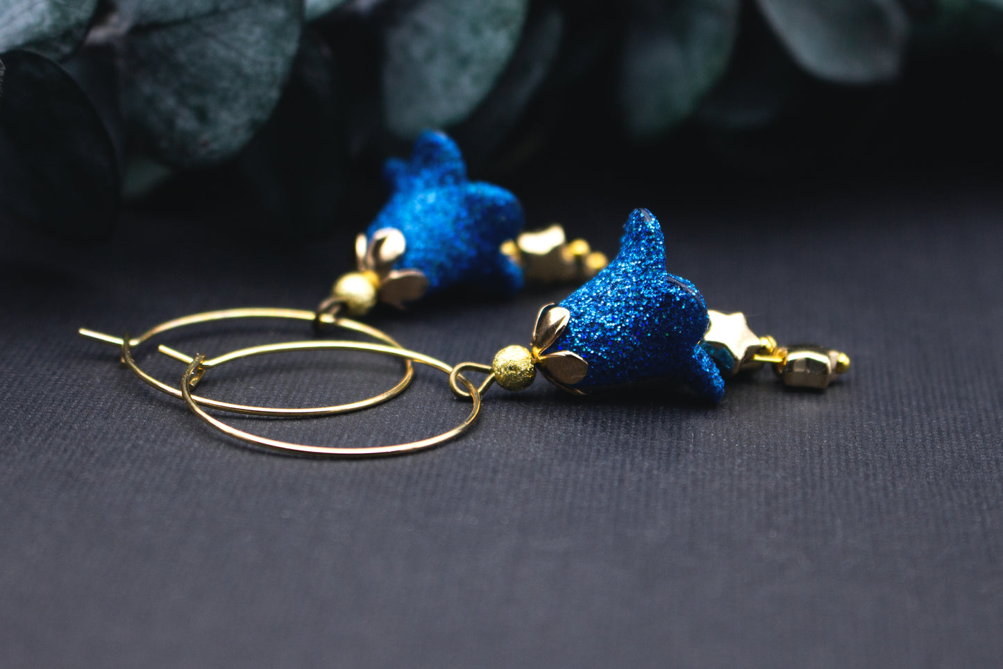 Creolen Ohrringe mit intensivem Blauglitzer und warmen Goldtönen als Blickfang