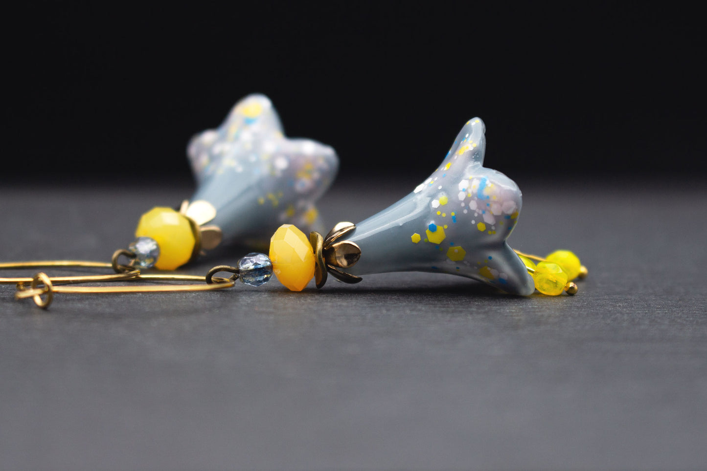 Florale Creolen-Ohrringe Blau Grau Gelb Gold im Boho Stil