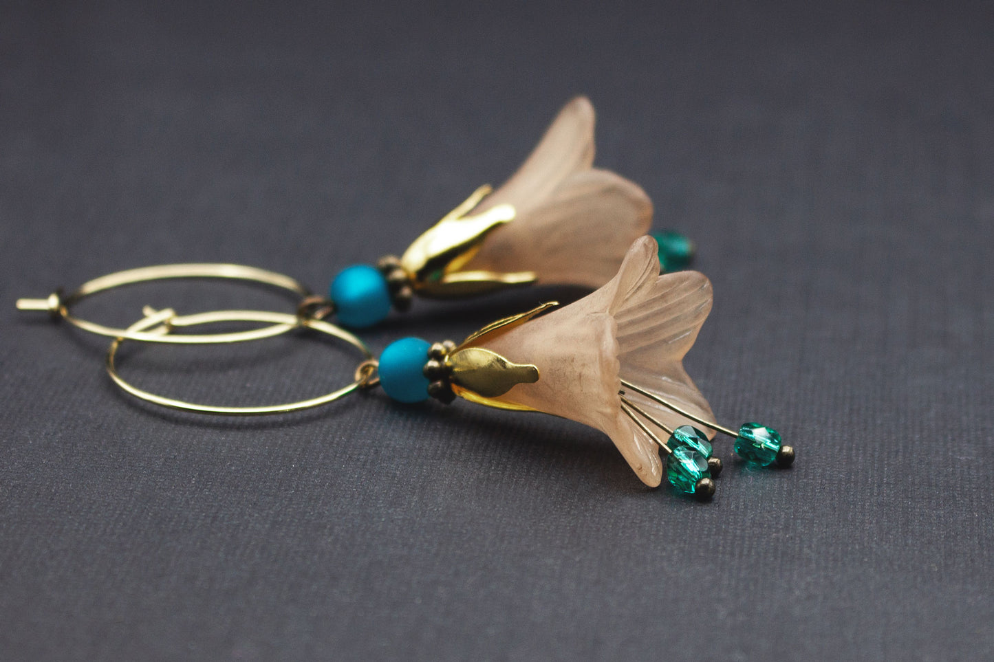 Creolen Ohrringe mit Blüten in Hellbraun und Türkisblau – eleganter Ohrschmuck in Goldoptik
