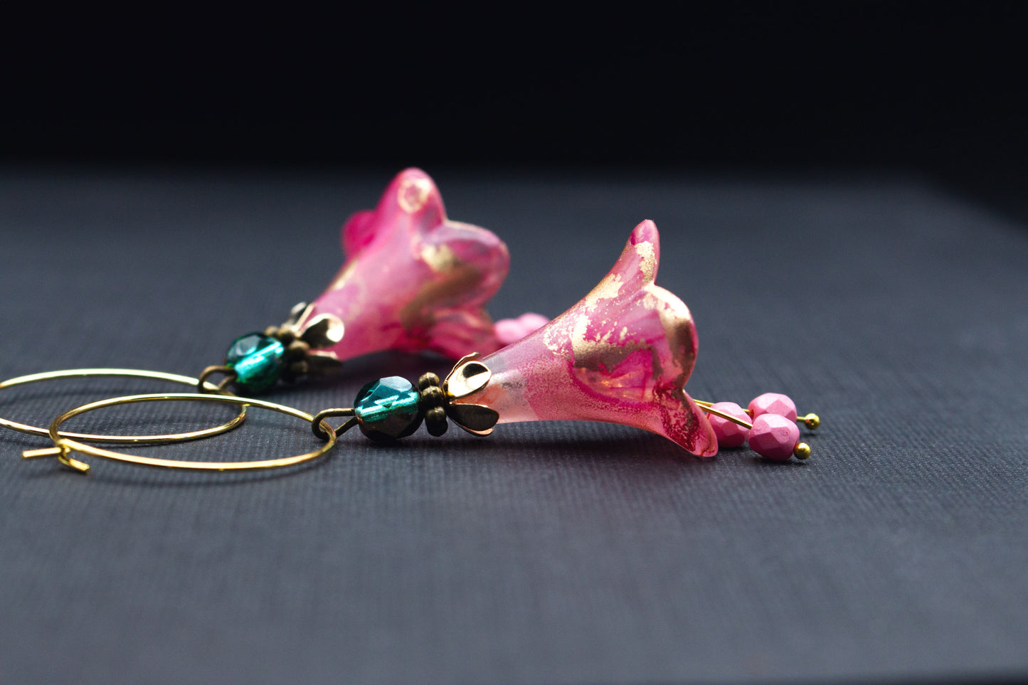 Creolen Ohrringe Blüten in Rosa und Pink mit goldenen Details – eleganter Ohrschmuck