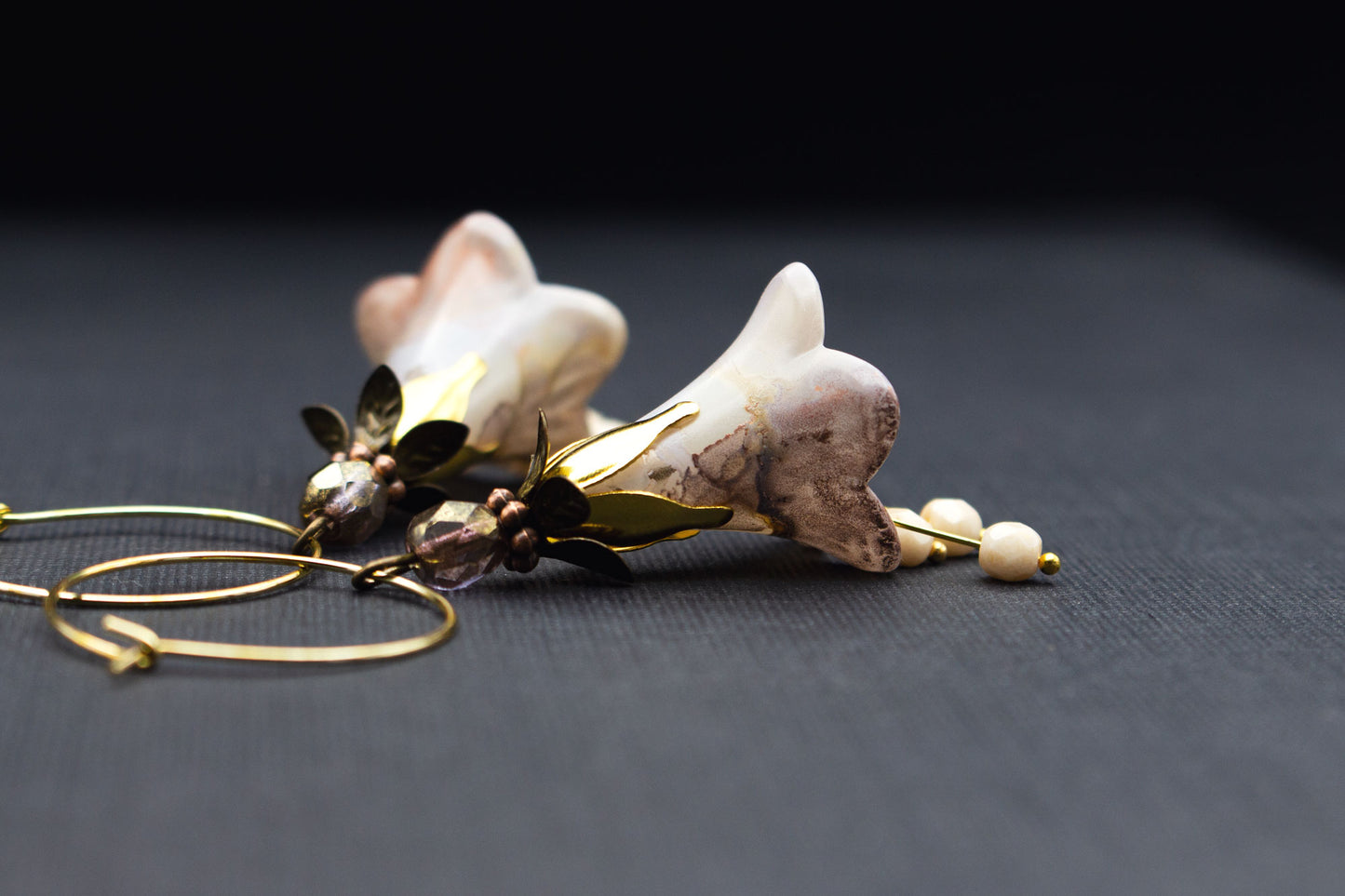 Creolen Ohrringe mit Blüten in Creme und Taupe – eleganter Schmuck in Gold