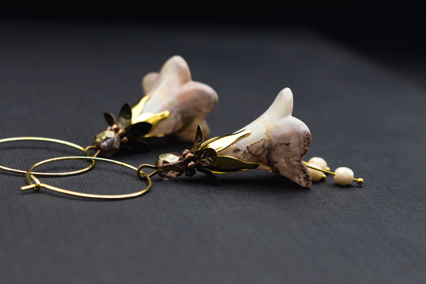 Ausdrucksstarke Creolen in Creme und Grau mit Perlen – eleganter Schmuck