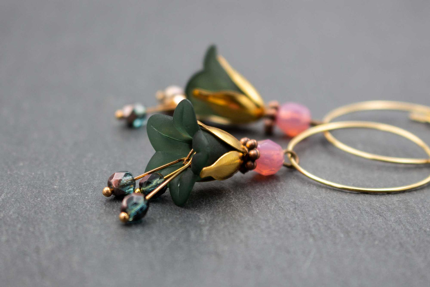 Elegante Creolen Ohrringe Dunkelgrün Rosa mit Blütenelementen – stilvoller Schmuck für besondere Anlässe