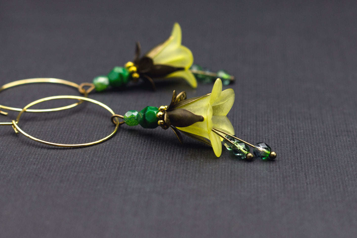 Sommerliche Creolen Ohrringe Gelb und Grün – fröhlicher Schmuck für Frauen