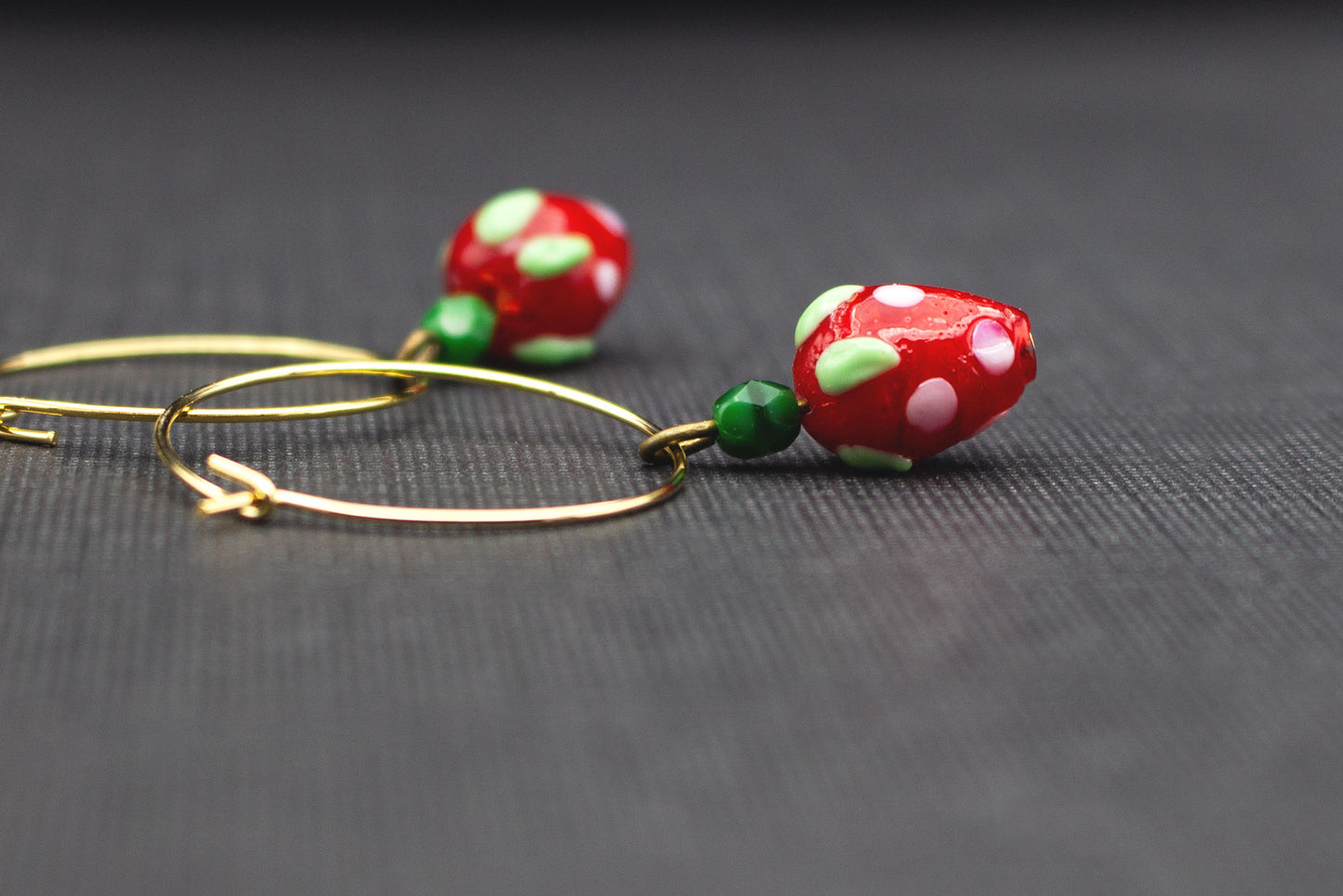 Verspielte Creolen Ohrringe Gold mit roten Glaserdbeeren und grüner Glasperle – Sommer Schmuck