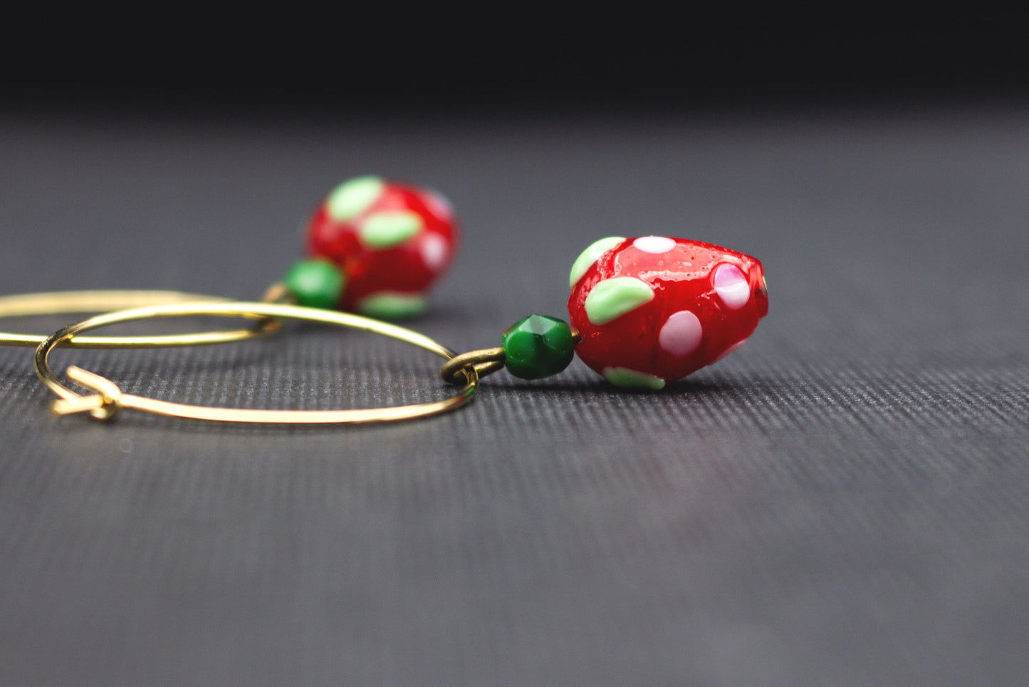 Ohrhänger Creolen mit Glaserdbeeren in Rot Weiß und Glasperle Grün – fruchtiger Schmuck