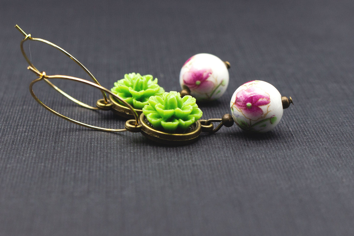 Romantische Creolen Ohrringe Gold Grün mit Keramikperle – eleganter Ohrschmuck für Hochzeit und Alltag