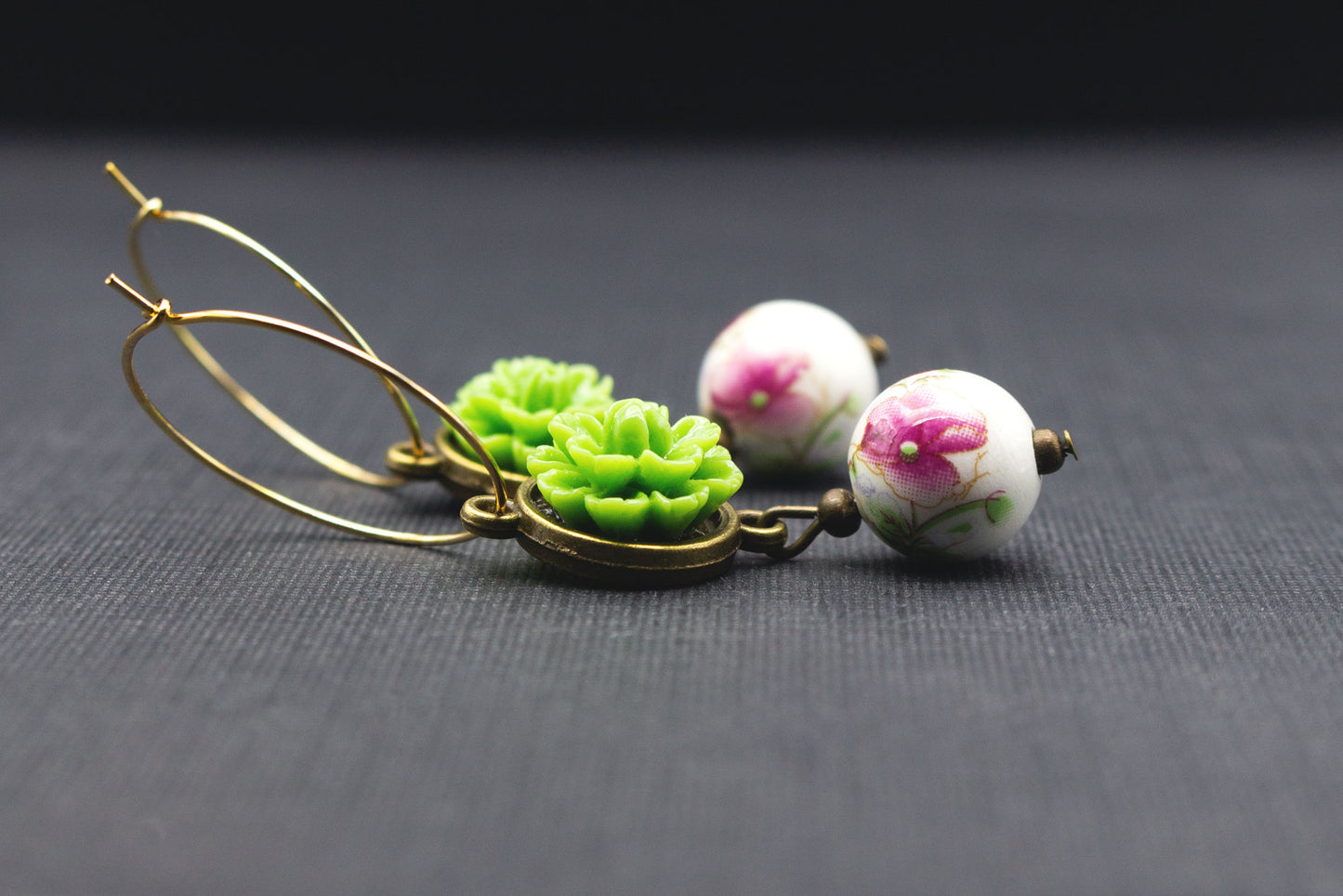 Ohrhänger Creolen mit grünem Blumencabochon und weißer Keramikperle – stilvoller Schmuck