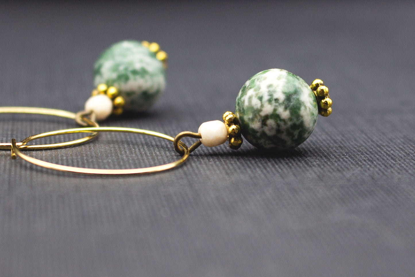 Edle Creolen Ohrringe Gold mit marmorierter Perle und Glasperle – stilvoller Schmuck für Alltag und Anlässe