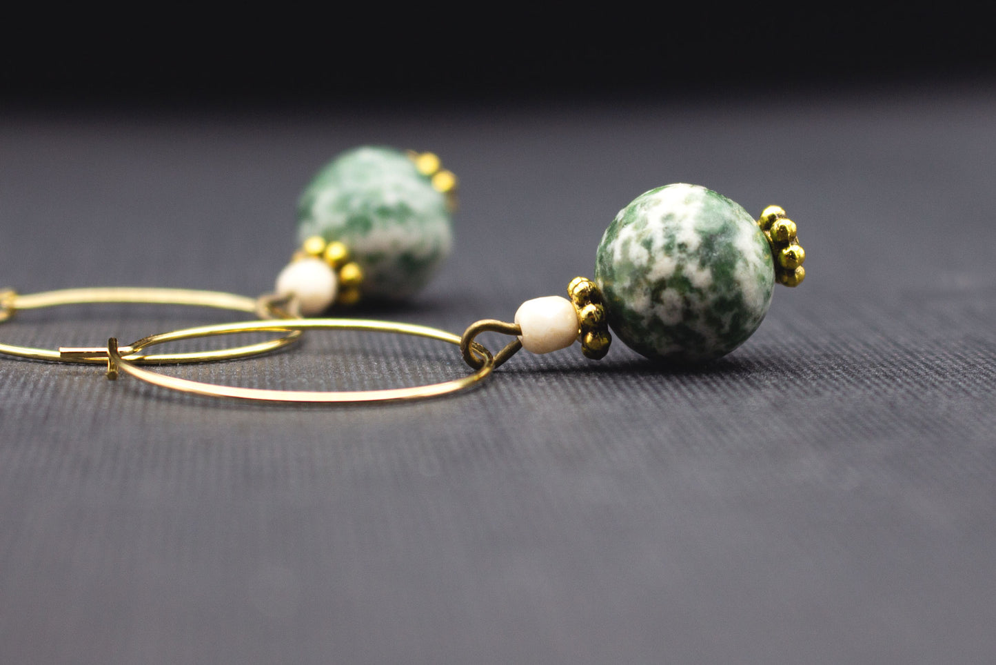 Creolen Ohrhänger Gold mit Grün Weiß marmorierter Perle und Creme-Glasperle – eleganter Ohrschmuck
