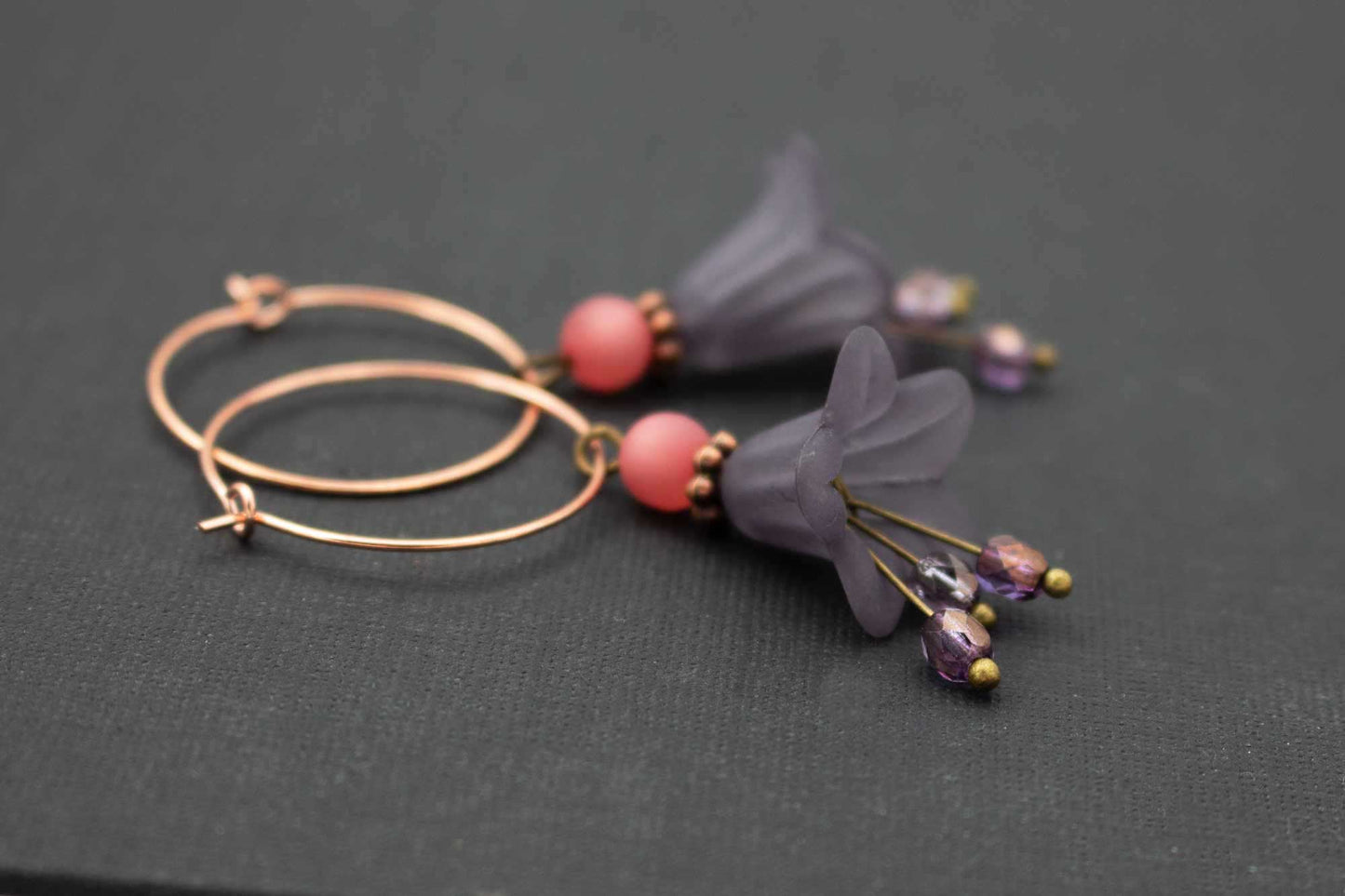Romantische Creolen Ohrringe Grau Altrosa mit Glasperlen – eleganter Schmuck für Damen