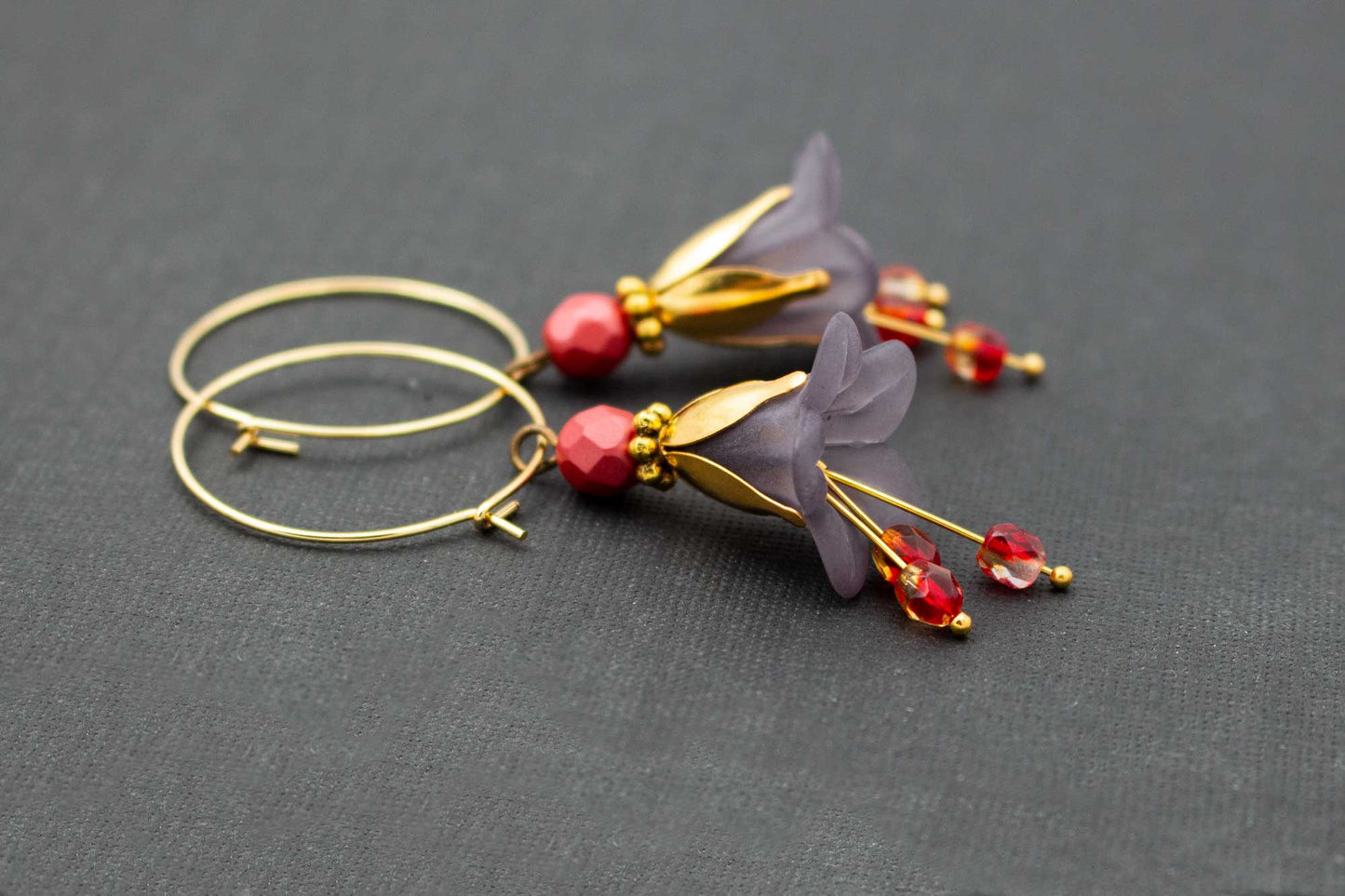 Elegante Creolen Ohrringe Grau Rot mit Blütenelementen – stilvoller Schmuck für besondere Anlässe
