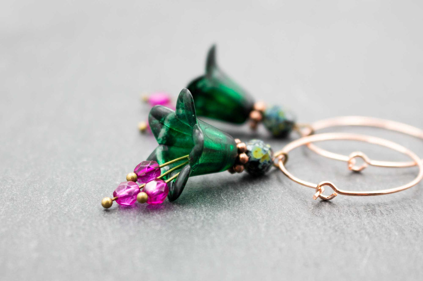 Elegante Creolen Ohrringe Grün Pink mit Glasperlen – stilvoller Schmuck im modernen Design