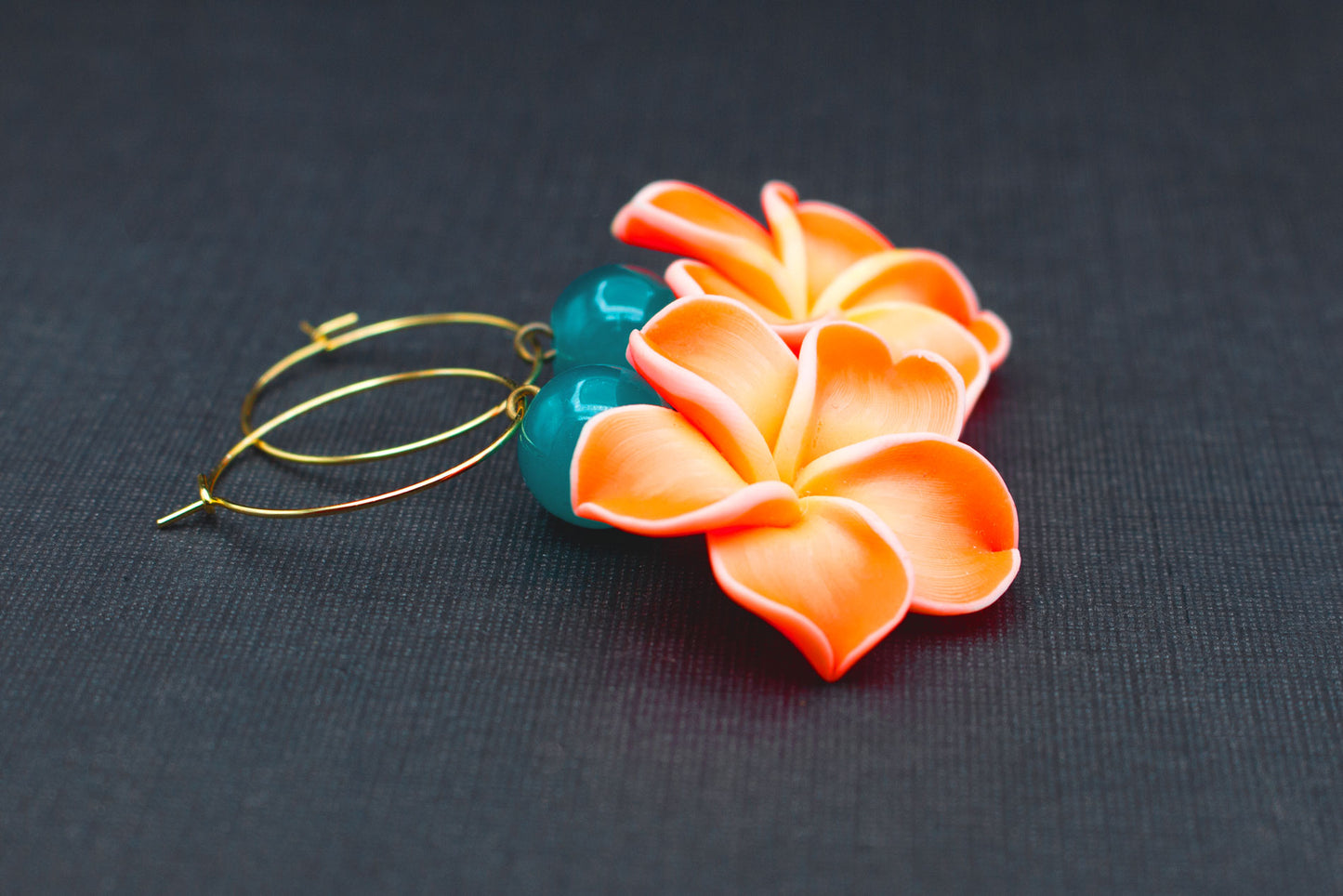 Hibiskus Creolen Orange Gelb mit türkisfarbener Glasperle – sommerlicher Schmuck