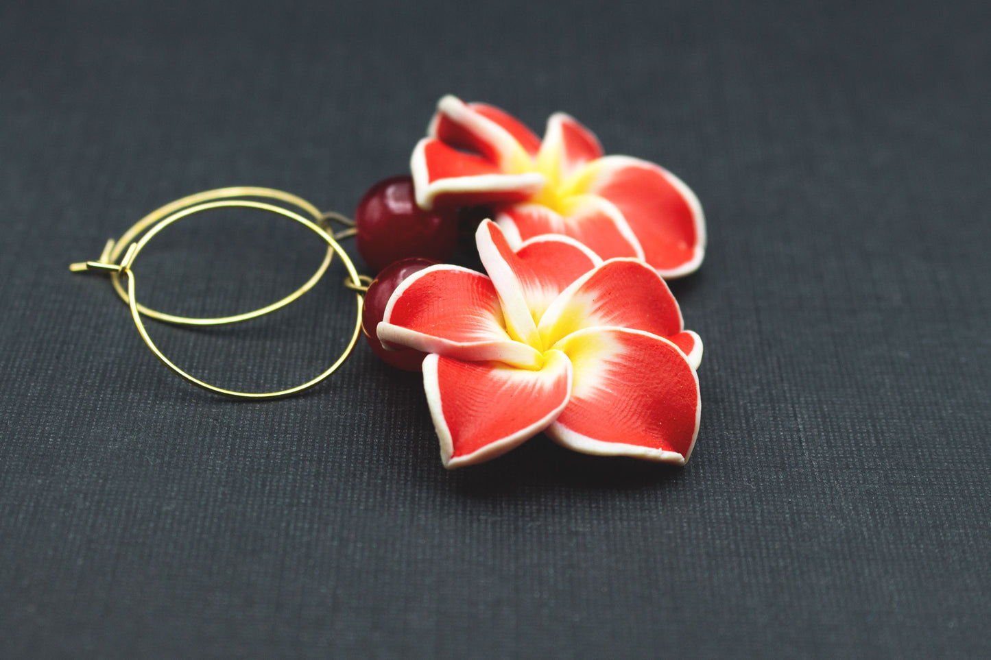 Exotische Hibiskus Creolen Rot Gelb mit Glasperlen – tropischer Schmuck für Damen