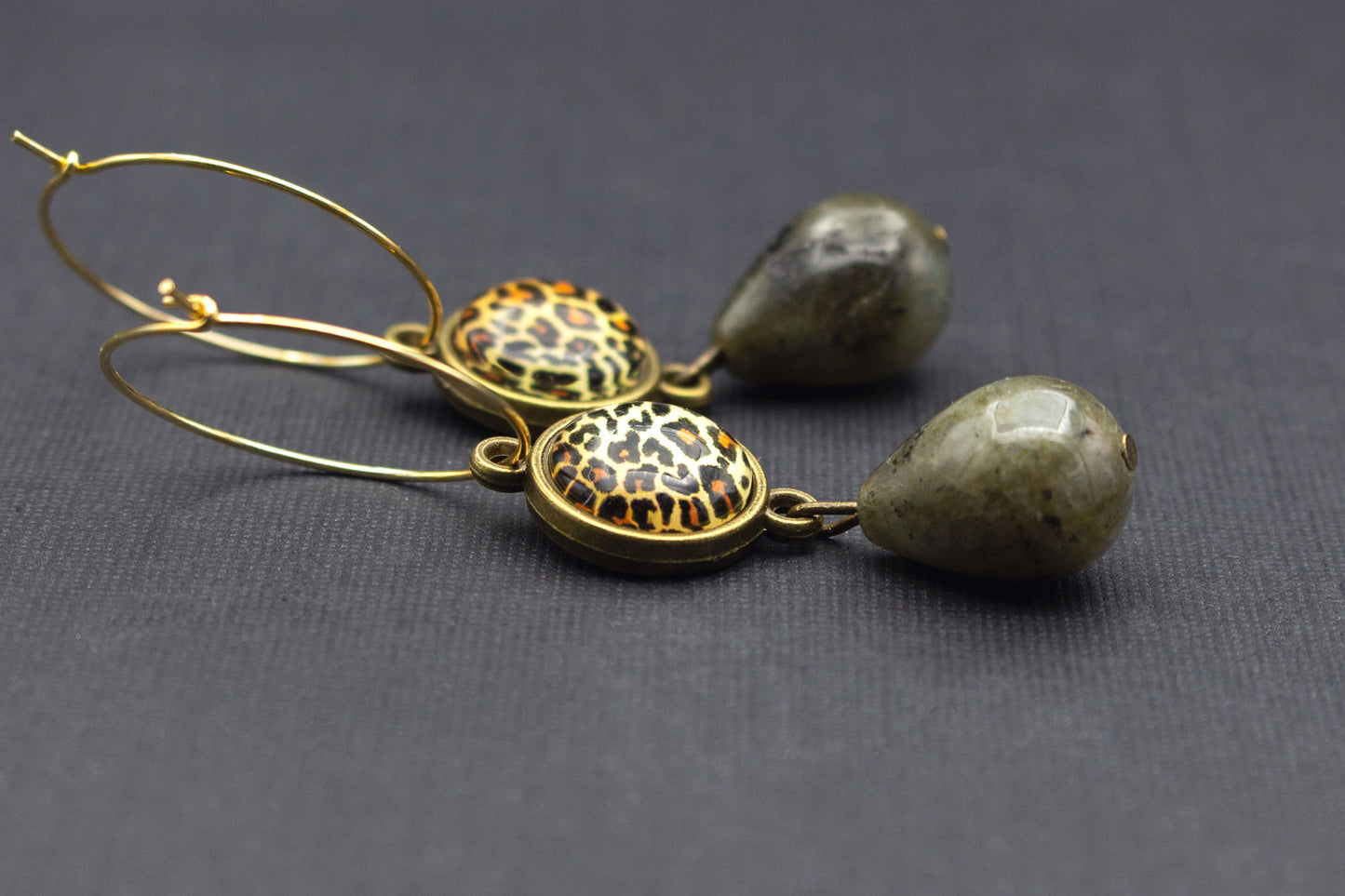 Creolen Ohrringe mit Leopardenmuster und Tropfenperlen – moderner Animal-Print Schmuck