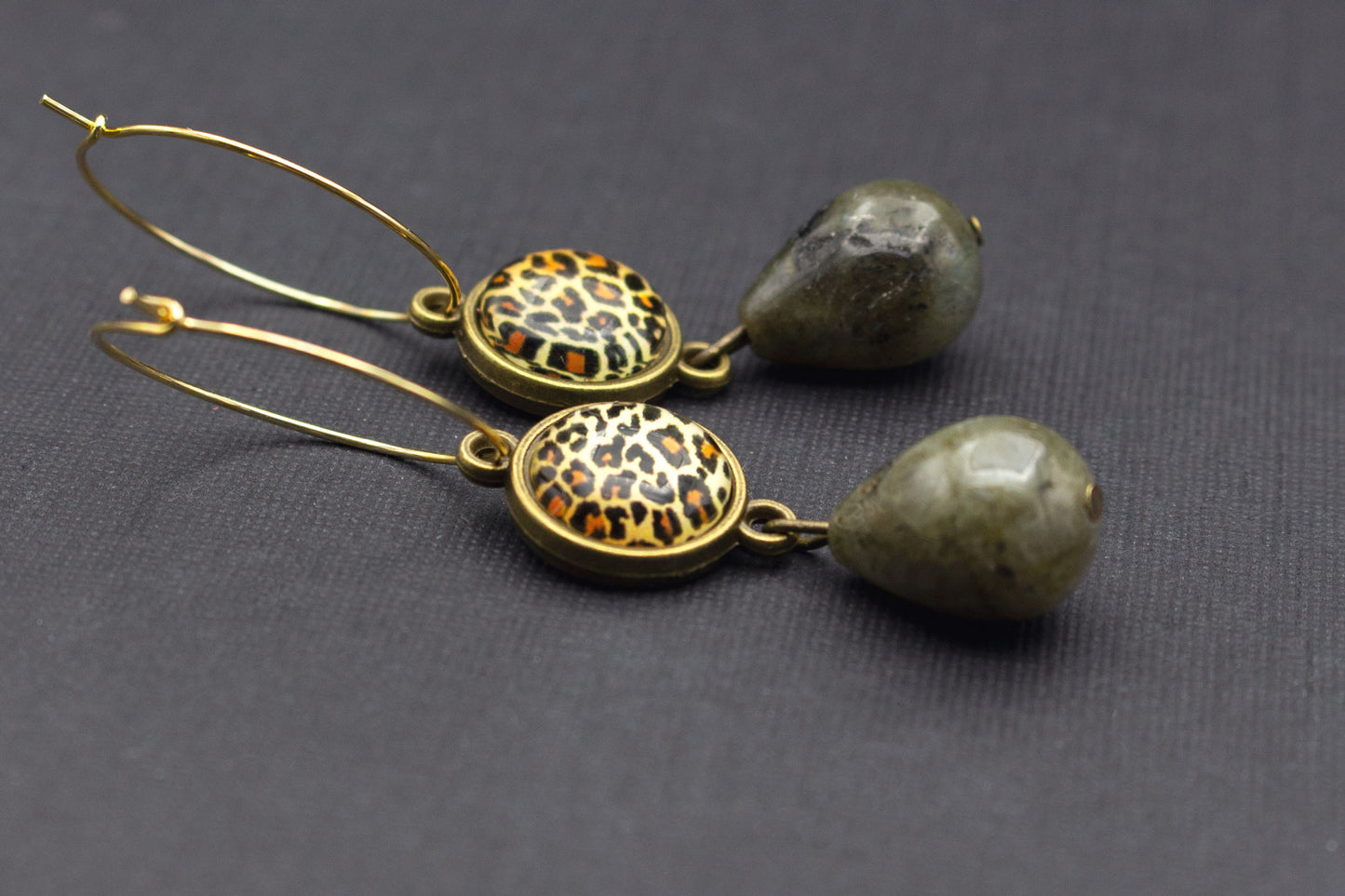 Goldene Creolen mit Leo-Print und grauen Tropfenperlen – eleganter Modeschmuck