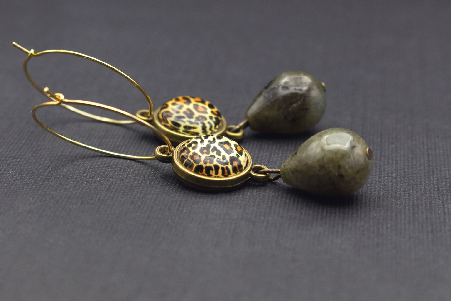 Creolen Ohrringe im Animal Print Design – trendiger Schmuck in Grau und Gold