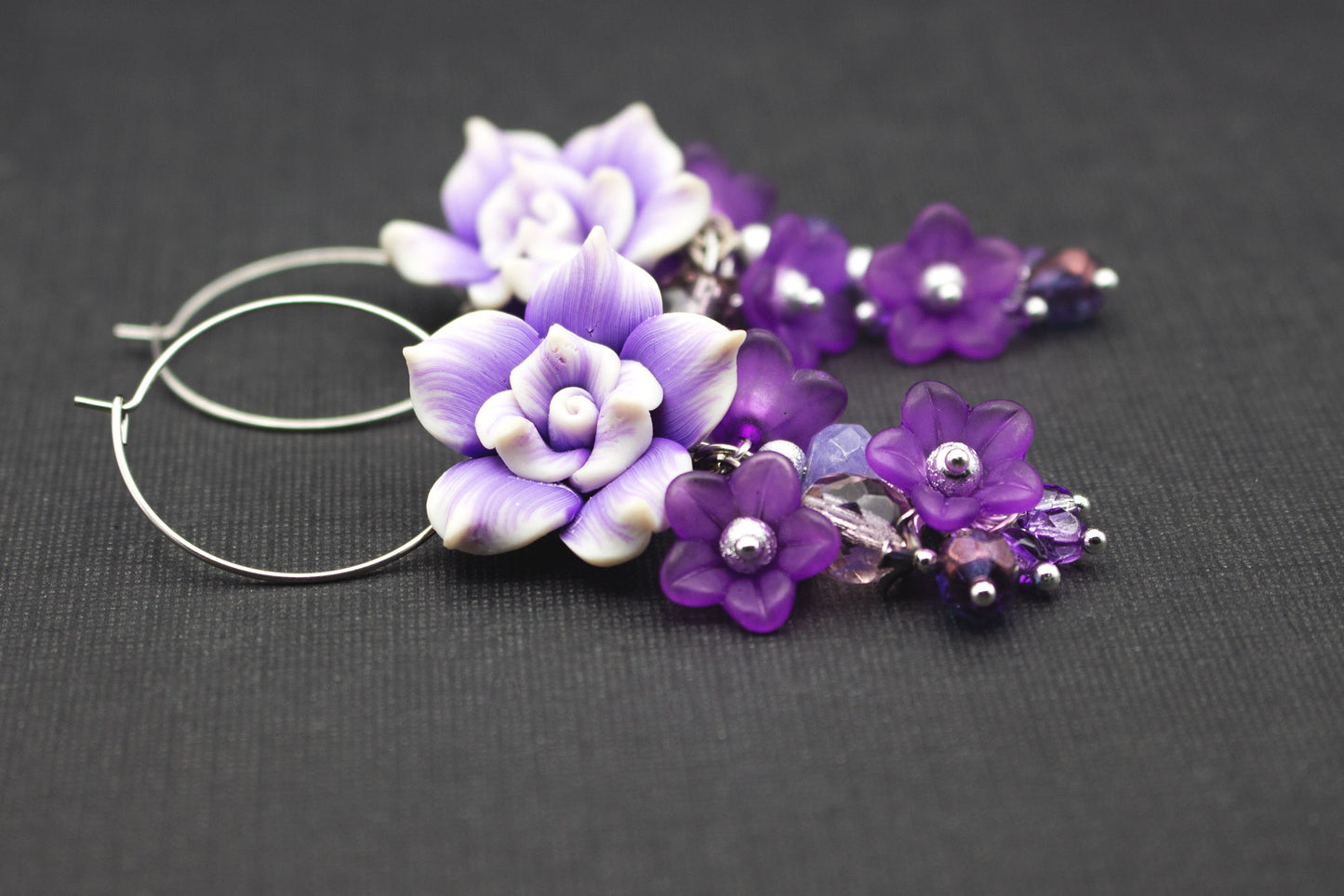 Creolen Ohrringe mit lila Fimo-Blüten und Glasperlen – romantischer Schmuck